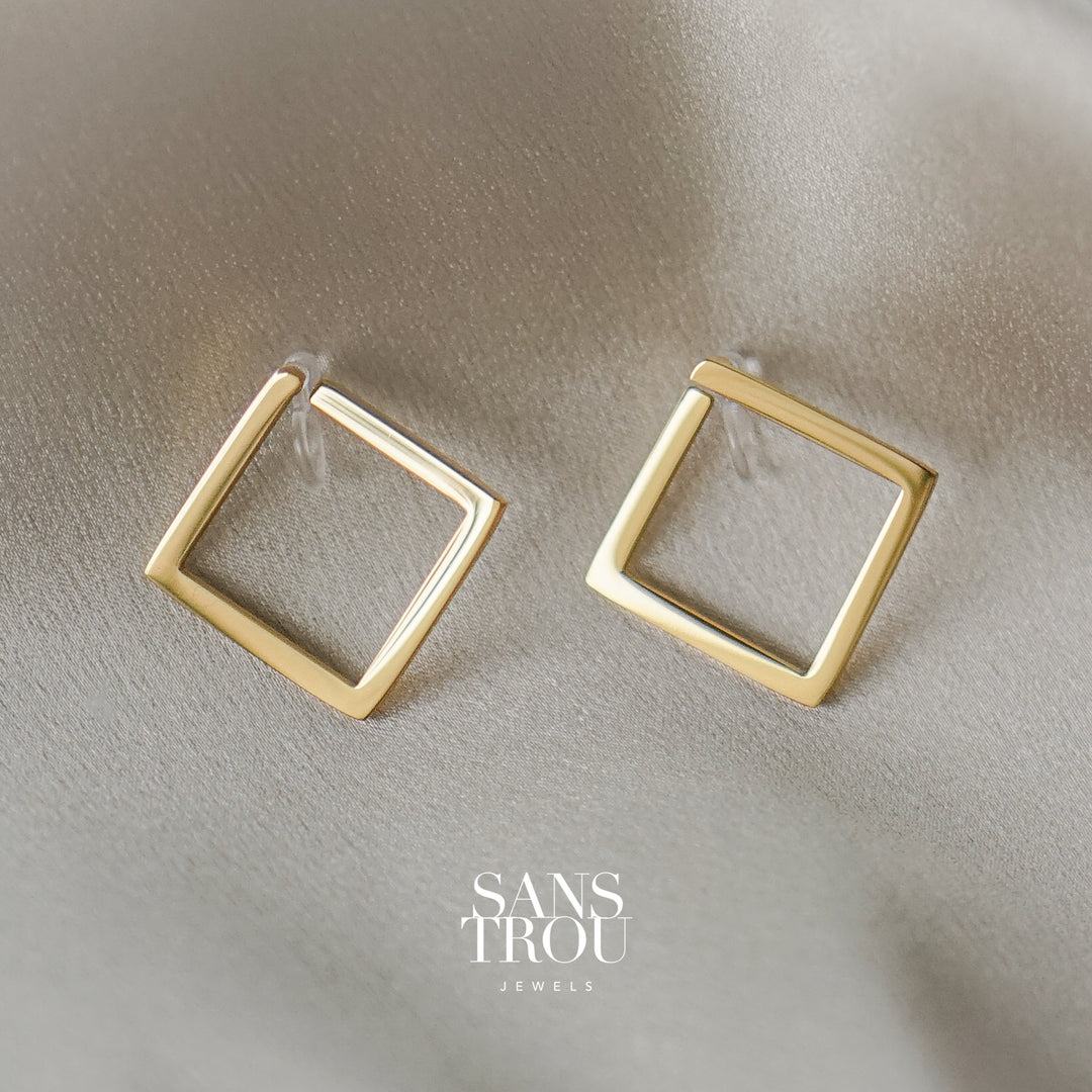 Sans Trou 18k gold plated square clip-on earrings designed for the lobe. The Sara is attached by a resin clip. 
