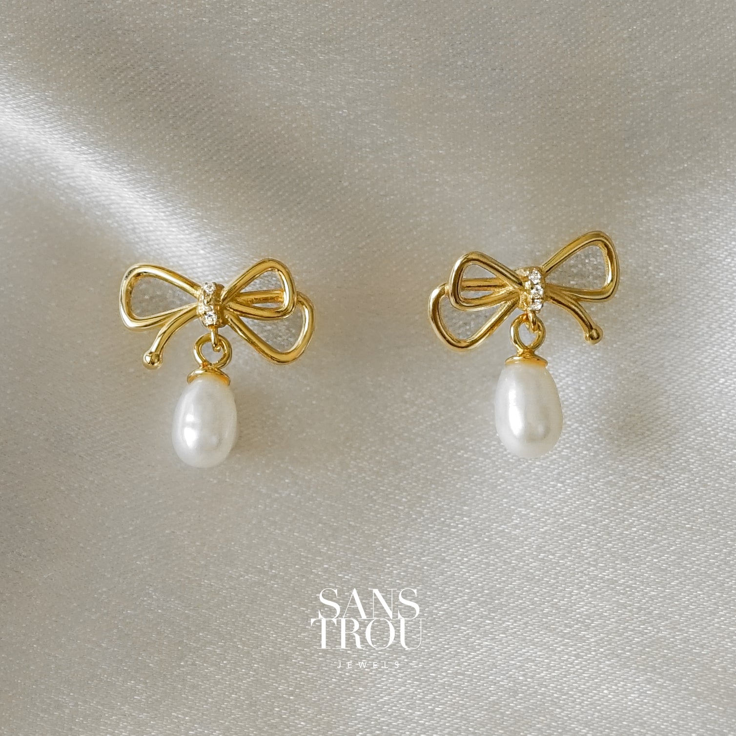 Bow clip-on earrings with freshwater pearl. No piercings needed