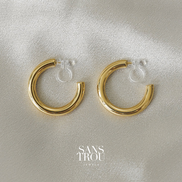 Sans Trou classic clip-on hoops plated with 18k gold plating. The Alia features a resin clip attachment. 