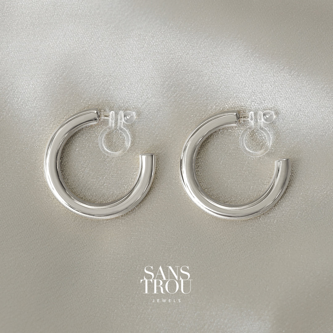 Alia Clip-On Hoop Earrings Silver – SANS TROU - Main Image