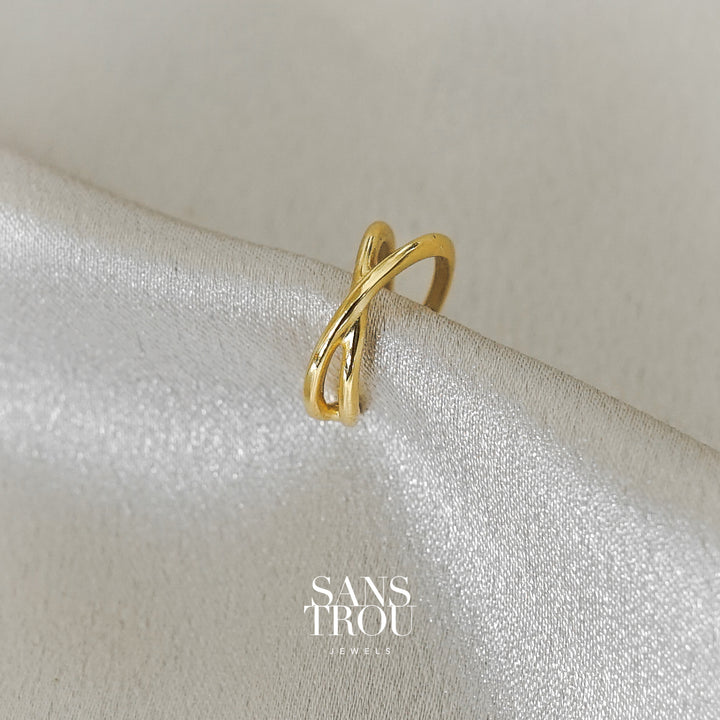 Sans Trou 18k gold plated criss cross style ear cuff.  This cuff is designed for the helix and conch.