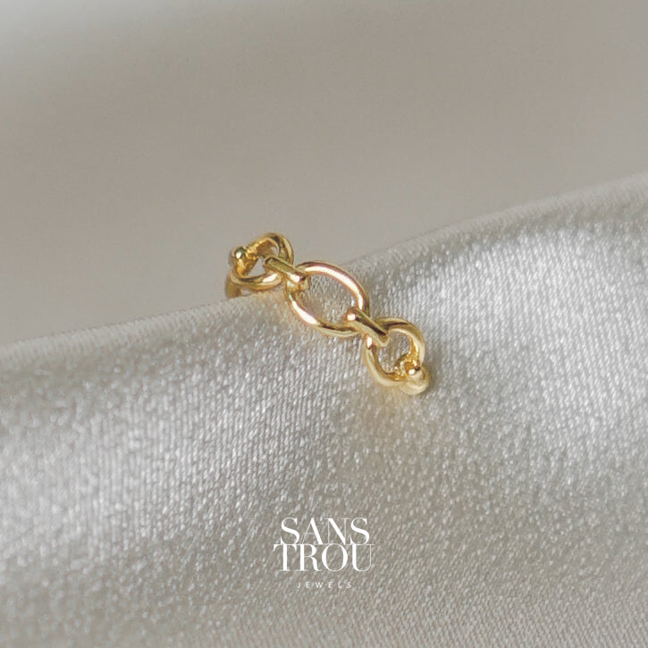 Sans Trou 18k gold plated ear cuff with a dainty rounded chain pattern. The Clara ear cuff features spheric ends for comfortable wear. 