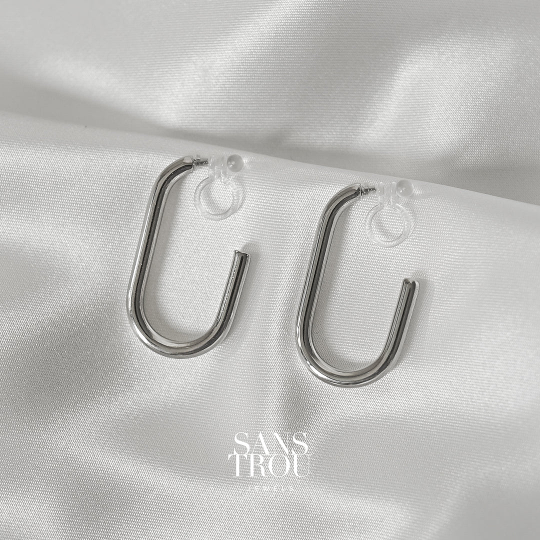 Elle clip-on hoop earrings in silver by SANS TROU. Rounded rectangular clip-on earring with clear resin clip. No piercings need. Piercing-free jewellery.