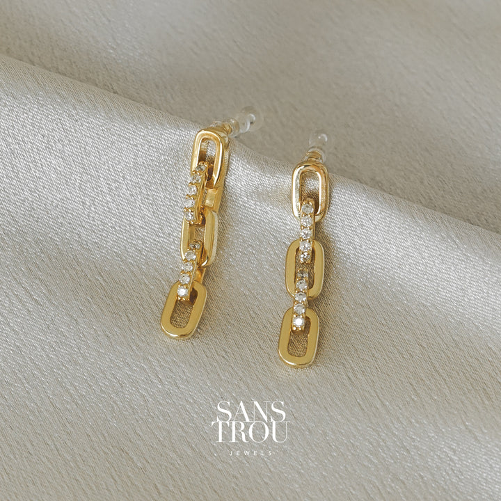 Sans Trou gold three sequence chain drop clip-on earring. The Emilie clip-on is a dainty style with CZ stones. No piercings need. Piercing-free jewellery.