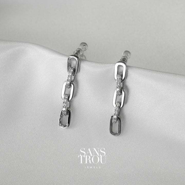 Sans Trou silver three sequence chain drop clip-on earring. The Emilie clip-on is a dainty style with CZ stones. No piercings need. Piercing-free jewellery.