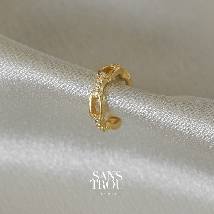 Sans Trou gold chain ear cuff with CZ stones. No piercings need. Piercing-free jewellery.