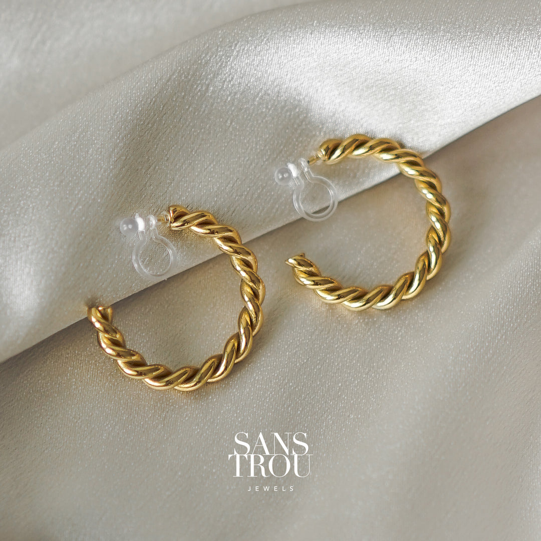 Sans Trou unique 18k gold plated clip-on hoop earring with a twisted shape.