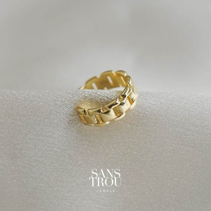 Sans Trou 18k gold plated ear cuff with a chain pattern. 