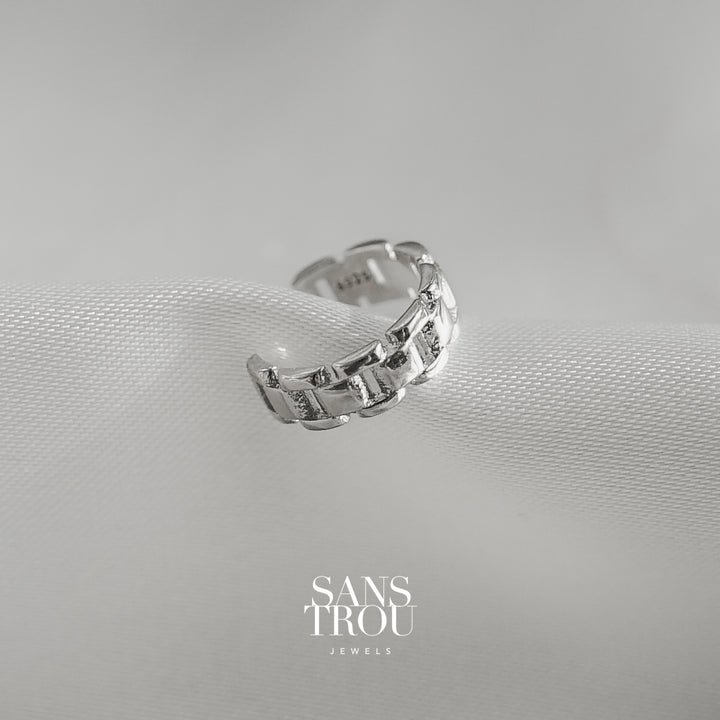 Sans Trou sterling silver ear cuff with a chain pattern. 