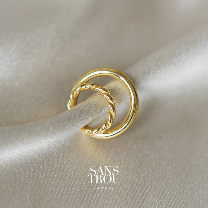 Sans Trou 18k gold plated double layered ear cuff designed for the conch. This ear cuff features a twisted inner rim connected to a larger outer rim. 