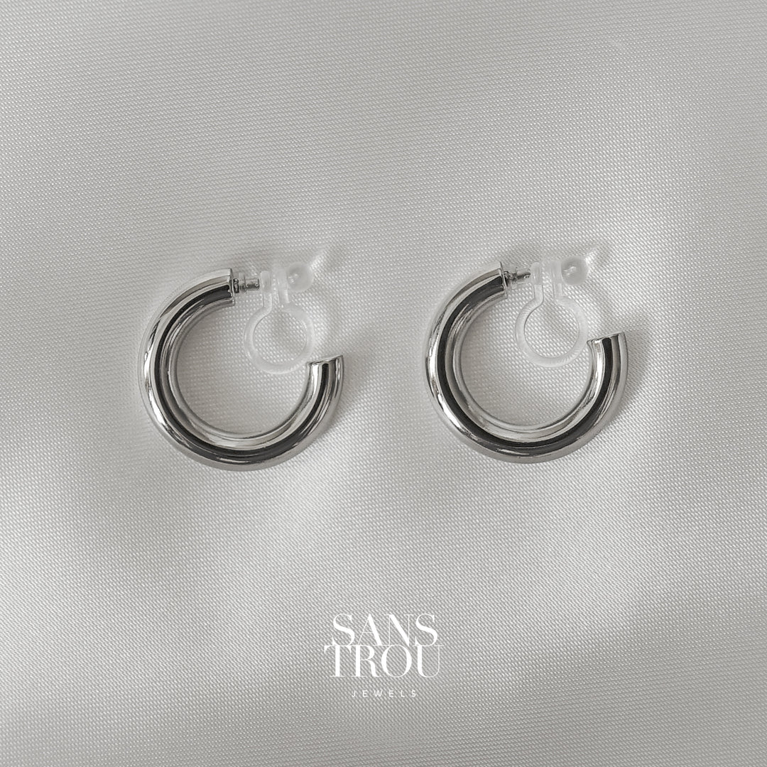 Sans Trou stainless steel silver clip-on hoop earrings. The Yvette is a smaller hoop intended to replace a first or second lobe piercing. 